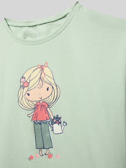 Mädchen trägt T-Shirt mit Rundhalsausschnitt und Motiv-Print von Blue Seven, Baumwoll-Mix mit Stretch-Anteil, Nahaufnahme Oberkörper