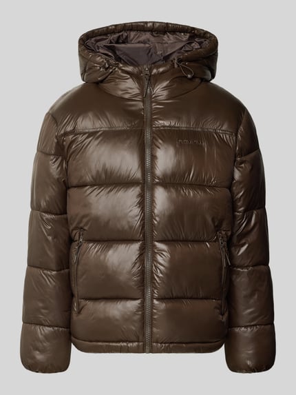 Produktfoto, Glänzende Steppjacke mit Kapuze und Reißverschlusstaschen von REVIEW in Braun, gerade Passform, elastische Ärmelabschlüsse, glänzende Textur