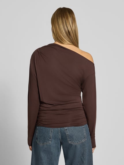 Frauenmodel trägt Longsleeve im Off-Shoulder-Look Modell 'RINA' von Topshop in Braun, glatter Stoff, gerade Passform, Ganzkörperansicht Rückansicht, Damen Longsleeve aus Lyocell-Elasthan-Mix, Rückenlänge Größe S 64 cm.