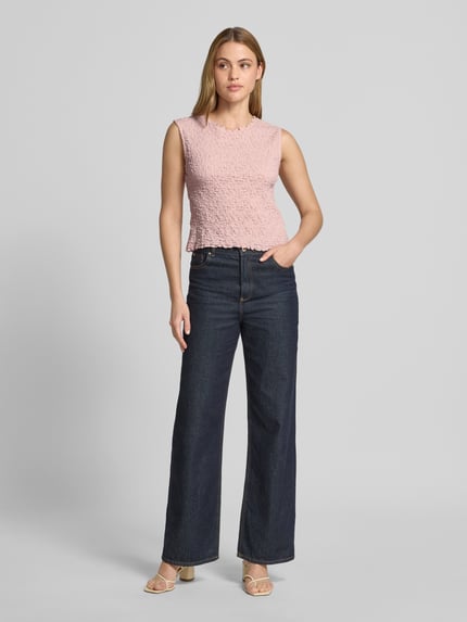 Frauenmodel trägt Top mit Strukturmuster und Rundhalsausschnitt von Jake*s Collection in Rosa, Baumwoll-Mix mit Stretch-Anteil, Slim Fit, Ganzkörperansicht von vorne.