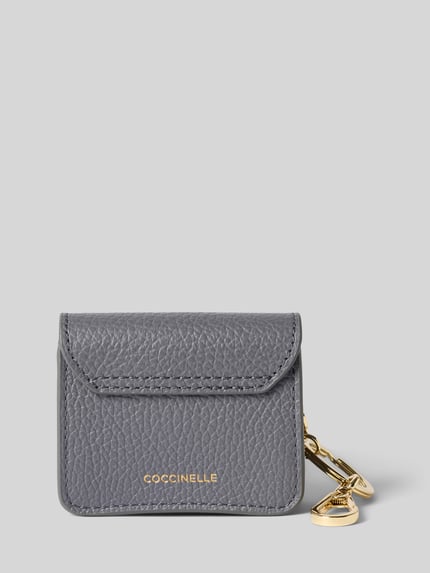 Produktfoto, sleutelhanger met Minitas van Coccinelle in grijs met Structuurpatroon, labeldetail in metallic, karabijnsluiting en schakelketting