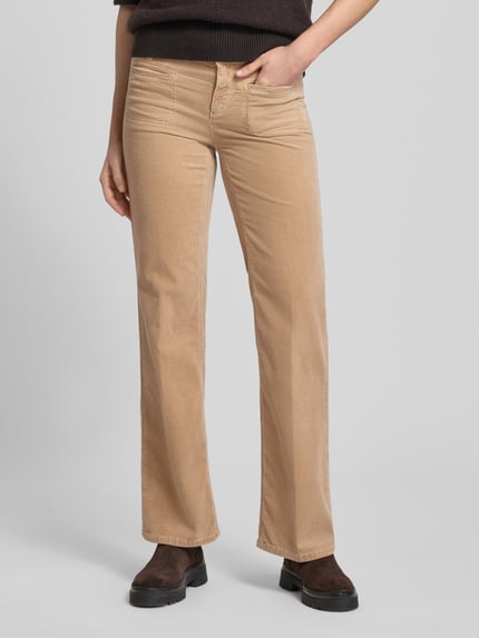Frauenmodel trägt Bootcut Cordhose mit Eingrifftaschen Modell 'TESS' von Cambio in Beige, Baumwoll-Mix, Ganzkörperansicht von vorne.