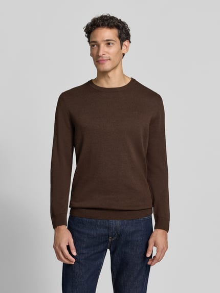 MęskI model nosi Regular Fit Pullover aus reiner Baumwolle od s.Oliver RED LABEL, brązowy sweter z bawełny, Ganzkörperansicht von vorne