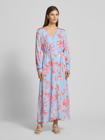 Frauenmodel trägt Maxikleid mit Bindegürtel Modell 'Sicca' von mbyM aus Viskose, Allover-Blumenmuster in Blau und Rosa, V-Ausschnitt, Knopfleiste, gerader Schnitt, Ganzkörperansicht von vorne.