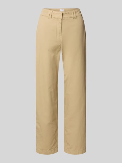 Produktfoto, Chino mit Paspeltaschen am Gesäß von Jake*s Casual, beżowy kolor, luźny krój relaxed fit, krótsza długość, szerokość w rozmiarze 36: 37 cm, długość nogawki wewnętrznej: 68 cm, kieszenie boczne, jasna gładka tkanina