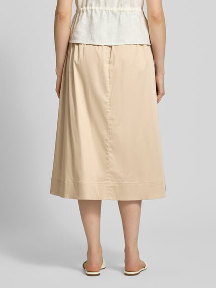 Vrouwenmodel draagt Midirok met elastische band van WHITE LABEL, dames midirok van katoenmix met stretch, A-lijn, contraststrepen, totale lengte maat 36 80 cm, bandwijdte 23 cm, geheel van achteren bekeken.