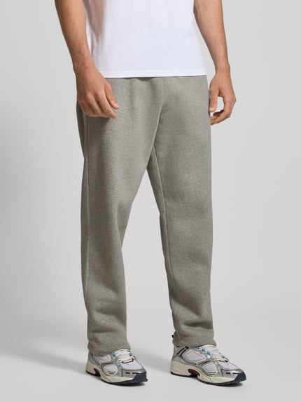 Männermodel trägt graue Sweatpants mit elastischem Bund Modell 'Script' von BLKVIS aus reiner Baumwolle, Relaxed-Fit, Ganzkörperansicht von vorne.