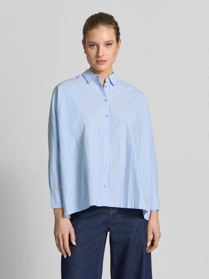 Vrouwenmodel draagt Relaxed Fit Damenbluse mit Streifenmuster van Emily Van den Bergh, lichtblauw-geel, katoen, borstzakje, knoopsluiting, hemdkraag, recht model, voorkantopname heuphoogte.
