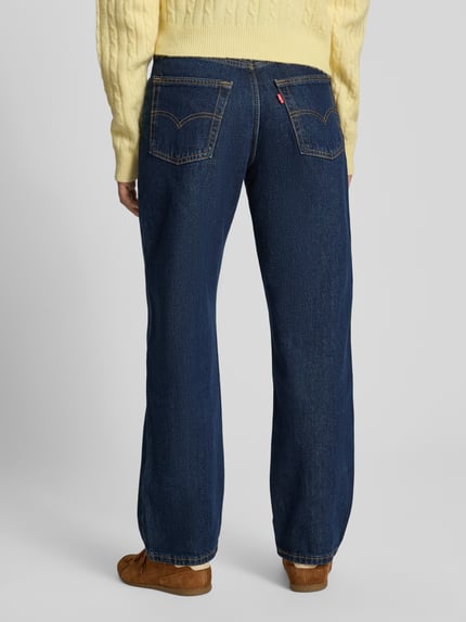 Vrouwenmodel draagt Relaxed Fit Jeans aus reiner Baumwolle Modell 'EASY DAD' van Levi's® 300 in donkerblauwe katoendenim, rechte pijpen, duidelijke stiksels, Ganzkörperansicht Rückansicht.