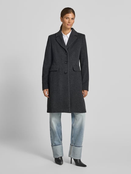Vrouwenmodel draagt Mantel uit wolmix met reverskraag en klepzakken van FUCHS SCHMITT, straight fit, donkergrijs, knoopsluiting, voorkantaanzicht, mix van wol en kasjmier, ruglengte maat 36: 95 cm, schouderbreedte: 42 cm, borstwijdte: 48 cm, mouwlengte: 66 cm