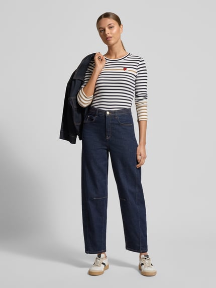 Vrouwenmodel draagt Shirt met lange mouwen met labeldetail van Marc Cain, mix van katoen en elastaan, slim fit, ronde hals, ruglengte bij maat 36: 58 cm. Ganzichaamsvooraanzicht.
