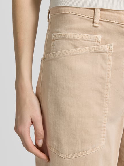 Frauenmodel trägt Barrel Fit Jeans aus Baumwoll-Mix Modell 'OCEAN' von Cambio in Optik: Unifarben, Detailaufnahme Oberschenkel.
