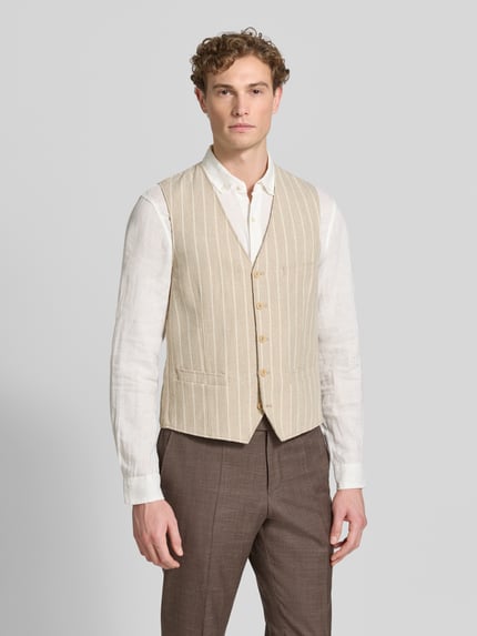 Mannelijk model draagt Regular Fit bodywarmer met viscose van CG - Club of Gents model 'Morley', materiaalmix, V-hals, paspelzakken, knoopsluiting, kleur beige met strepen, vooraanzicht bovenlichaam.