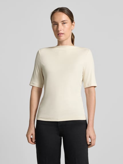Vrouwenmodel draagt shirt uit viscosemix Model 'Kadee' van someday, getailleerde pasvorm, boothals, halflange mouwen, effen lichtbeige, ruglengte bij maat 36: 58 cm, vooraanzicht van het hele lichaam