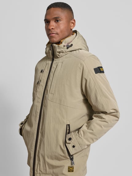 Mannelijk model draagt zandkleurige Jacke mit Kapuze van PME Legend met rits, zakken, regular fit, close-up bovenlichaam, schuin vooraanzicht.