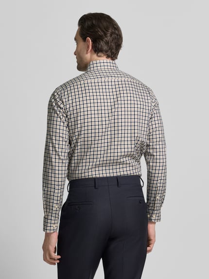 Männermodel trägt Regular Fit Business Hemd aus Baumwolle von Christian Berg Men, kariert, Button-Down-Kragen, Rückenansicht, Ganzkörperansicht Rückansicht.