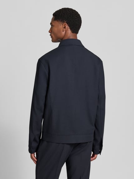 Männermodel trägt Jacke mit Viskose-Anteil von Manuel Ritz in Dunkelblau, gerade Passform, Rückenansicht, Ganzkörperansicht Rückansicht.
