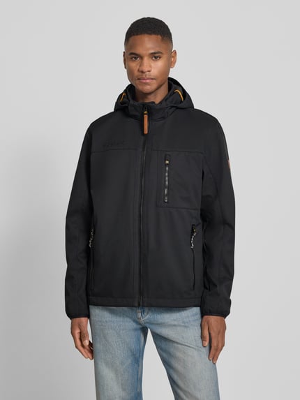 Männermodel trägt schwarze Jacke mit Reißverschlusstaschen von camel active, gerade Passform, Kapuze, Statement-Stitching, Ganzkörperansicht von vorne