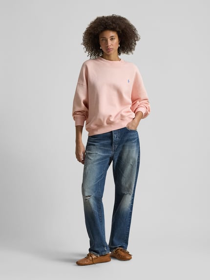 Frauenmodel trägt Regular Fit Sweatshirt aus Baumwoll-Mix von Polo Ralph Lauren in zartem Rosa, unifarben, Logo-Detail, Ganzkörperansicht von vorne.