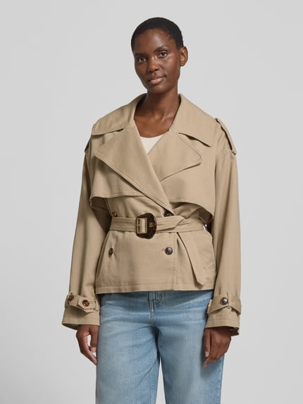 Frauenmodel trägt Boxy Fit Trenchcoat-Jacke aus Baumwoll-Leinen-Mix Modell 'ACLUNDA-1-W' von HUGO, Optik: Unifarben, Ganzkörperansicht von vorne.