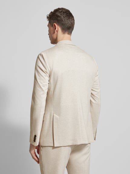 Männermodel trägt Regular Fit Blazer aus Viskose-Mix mit Zierbesatz von Roy Robson in Beige, glatte Struktur, Ganzkörperansicht Rückansicht. Herren Blazer mit Reverskragen, Brusttasche, Pattentaschen und 2-Knopfleiste, Bundweite 44 cm, Rückenlänge 71 cm, Schulterbreite 44 cm, Ärmellänge 65 cm bei Größe 50.