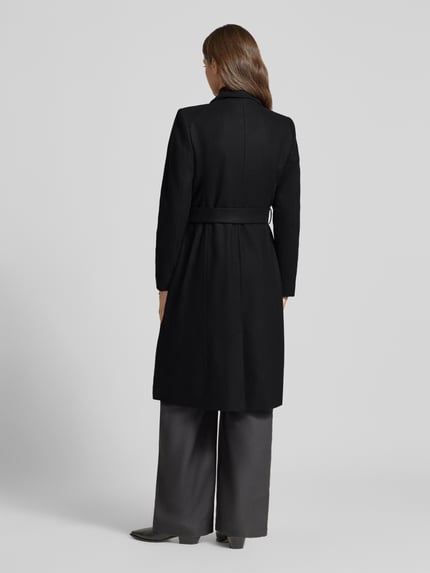 Vrouwenmodel draagt zwarte Mantel met Bindegürtel Modell 'ROSE' van Ted Baker, slim fit met staande kraag, knoopsluiting, labeldetail, bindriem, ruglengte 105 cm, schouderbreedte 40 cm, borstwijdte 45 cm, mouwlengte 63 cm, Ganzkörperansicht Rückansicht