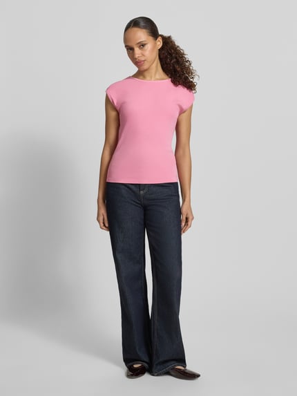 Vrouwenmodel draagt Regular Fit T-shirt uit katoenmix van Tom Tailor Denim, look: effen, ronde hals, korte mouw, Ganzkörperansicht von vorne.