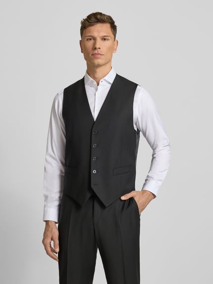 Männermodel trägt Weste mit V-Ausschnitt von bugatti in Schwarz, Material-Mix mit Schurwolle, Regular Fit, Knopfleiste, Eingrifftaschen, Ganzkörperansicht von vorne.