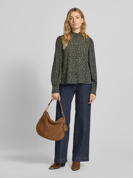 Frauenmodel trägt Relaxed Fit Bluse mit Stehkragen Modell 'Kaylen Oceanna' von MSCH Copenhagen, Allover-Muster, dunkelgrün, Ganzkörperansicht von vorne.