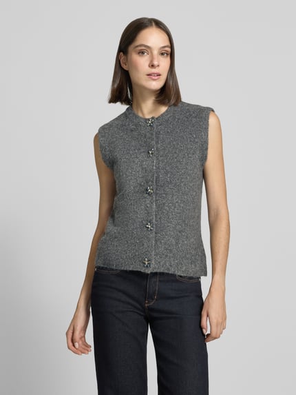 Frauenmodel trägt Strickweste mit Rundhalsausschnitt Modell 'OMEA' von b.young in Grau, melierte Textur, Zierknöpfe, Regular Fit, Nahaufnahme Oberkörper.