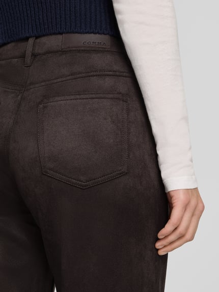 Frauenmodel trägt Hose mit Eingrifftaschen von COMMA, braun, Material-Mix mit Stretch, Detailaufnahme Rückansicht.