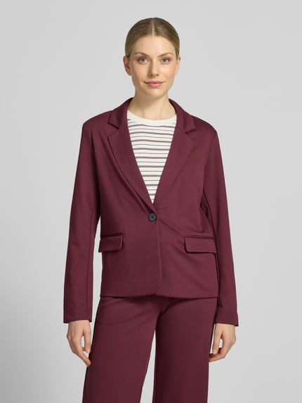 Frauenmodel trägt Regular Fit Blazer mit Viskose-Anteil Modell 'Nanni' von FREE/QUENT in Bordeaux mit Klappentaschen und Reverskragen, elastischer Material-Mix, Knopfverschluss, Langarm, Ganzkörperansicht von vorne.