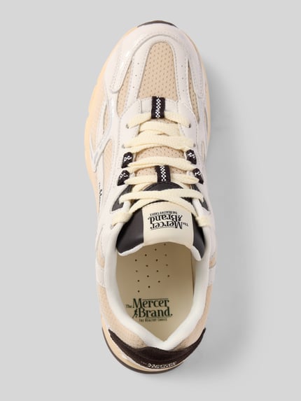 Productfoto, Sneaker uit leer-mix model 'Re-Run Vintage' van The Mercer, afgeronde pasvorm, gestructureerde zool, beige en crème tinten, labeldetail, vetersluiting, context: heren sneaker, hakhoogte 4 cm, schachthoogte 8 cm, schachtwijdte 8 cm
