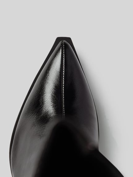 Produktfoto, Spitz zulaufende Stiefel mit Blockabsatz von BIANCO in Schwarz, glatte Leder-Optik, sichtbare Teilungsnaht, Nahaufnahme Vorderfuß, vorne spitz, Reißverschluss, Absatzhöhe 6 cm, Schafthöhe 40 cm, Schaftweite 20 cm
