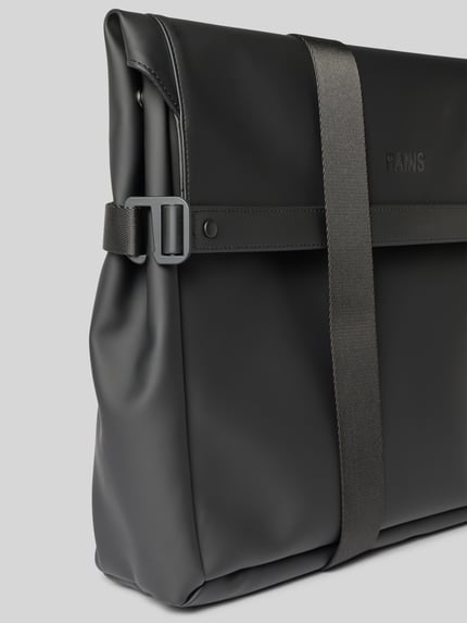 Produktfoto, Messenger Bag mit Logo-Detail von Rains, schwarz, matte Oberfläche, breiter Überschlag, Druckknopfverschluss, verstellbarer Schulterriemen, Hauptfach mit 48 cm Breite, 33 cm Länge, 9 cm Tiefe, Schulterriemen 82 cm, dezente Prägung