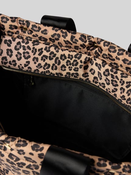 Produktfoto, Shopper mit Reißverschluss Modell 'Best Buddy' von Hey Marly w beżowy nadruk skóry leoparda, logo, szerokie paski, Główna przegroda z zamkiem błyskawicznym, przegródka wewnętrzna zapinana na zamek błyskawiczny, Szerokość w rozmiarze 1: 41 cm, Długość w rozmiarze 1: 37 cm, Głębokość w rozmiarze 1: 18 cm, długość paska: 64 cm