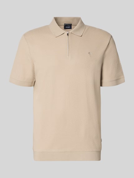 Produktfoto, Regular Fit Poloshirt mit Strukturmuster Modell 'Tibaris' von JOOP! COLLECTION mit Label-Stitching, Polokragen und Reißverschluss, beige Textur. Rückenlänge bei Größe M: 70 cm.