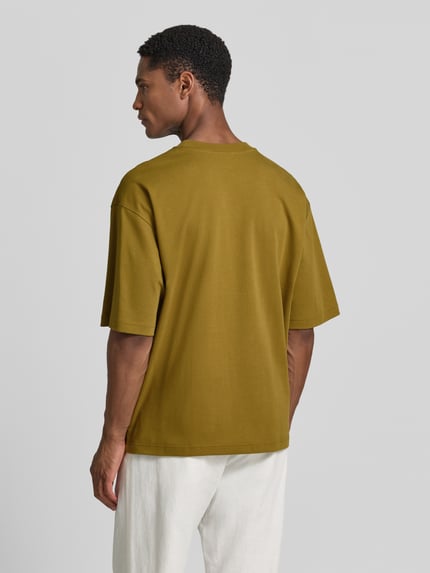 Męski model nosi Relaxed Fit T-Shirt mit Rundhalsausschnitt von JAKE*S STUDIO MEN z bawełny, krótki rękaw, długość tyłu 67 cm, Ganzkörperansicht Rückansicht.