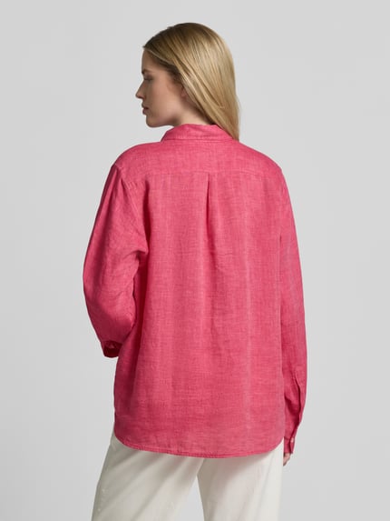 Frauenmodel trägt Hemdbluse aus Leinen mit Kentkragen Modell 'MIRA' von 0039 Italy in Pink, strukturierte Oberfläche, Ganzkörperansicht Rückansicht. Reines Leinen, Regular Fit, Knopfleiste, Sportmanschetten, Rückenlänge 68 cm, Ärmellänge 62 cm.