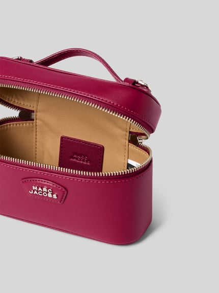 Produktfoto, Kosmetiktasche mit Logo-Detail von Marc Jacobs in Pink mit Zierschnalle, Zweiwege-Reißverschluss, beige Innenfutter, rechteckige Form, abnehmbare Tragehenkel, Größe ca. 18x12x7 cm