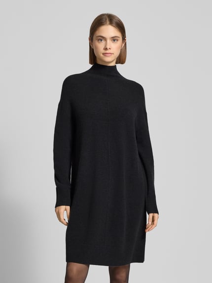 Frauenmodel trägt Oversized Strickkleid aus Schurwoll-Mix von Marc O'Polo Denim, unifarben, langarm, gerippt, Mini, Ganzkörperansicht von vorne.