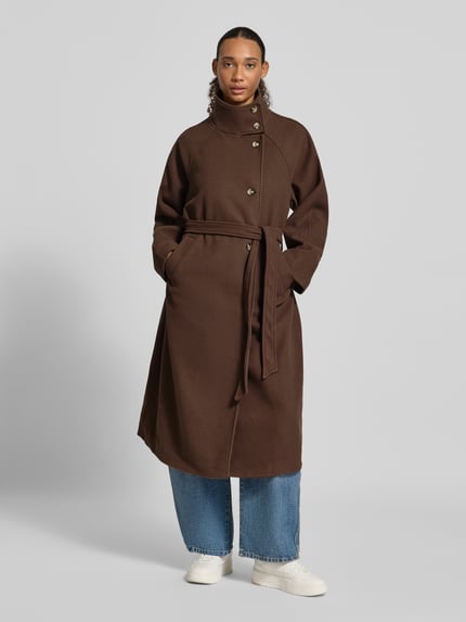 Frauenmodel trägt Mantel mit Bindegürtel von PIECES in Braun, unifarben, strukturierte Optik, Zierknöpfe, Regular Fit, Ganzkörperansicht von vorne.