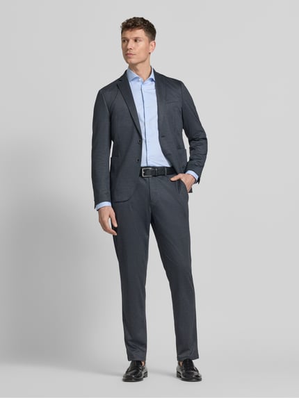 Mannenmodel draagt Regular Fit Anzughose mit Viskose-Anteil van s.Oliver BLACK LABEL, grijs allover-motief, zijdelingse steekzakken, riemlussen, met knoop, tunnelkoord en verborgen rits, achterzakken. Ganzlichaamsaanzicht van voren.