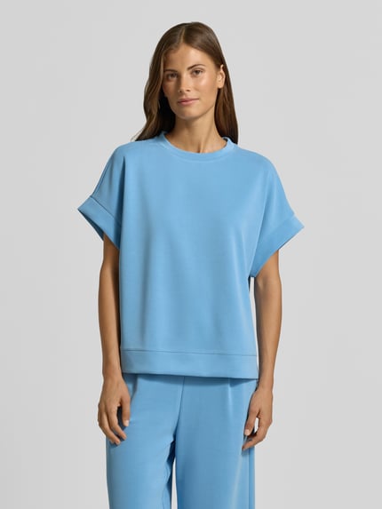 Vrouwenmodel draagt T-shirt met elastische afsluitingen van Rich & Royal, dames t-shirt in modalmix met stretch, relaxed fit, ronde hals, lichtblauw, gladde textuur, geheel aanzicht van voren