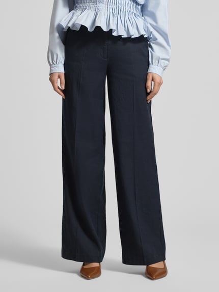 Frauenmodel trägt Hose aus Leinen-Mix mit Bügelfalten Modell 'MIRA' von Cambio, Regular Fit, dunkelblau, Nahaufnahme Oberkörper, Kontext: Damen Hose von Cambio, Leinen-Mix mit Baumwoll-Anteil, Regular Fit, Bundweite bei Größe 36: 38 cm, Innenbeinlänge bei Größe 36: 85 cm.