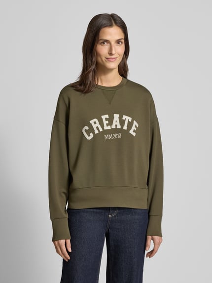 Vrouwenmodel draagt mosgroen Sweatshirt aus Viskose-Mix mit Rundhalsausschnitt Modell 'CELLI' van MOS MOSH, Relaxed Fit, voorkant volledig te zien.