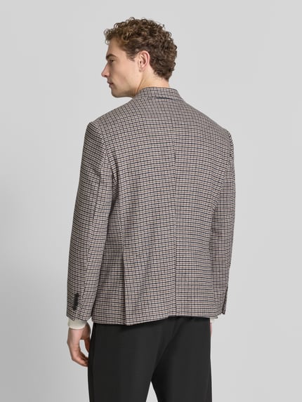 Männermodel trägt Regular Fit Sakko mit doppelreihiger Knopfleiste von Selected Homme, Glencheck-Allover-Muster, Ganzkörperansicht Rückansicht