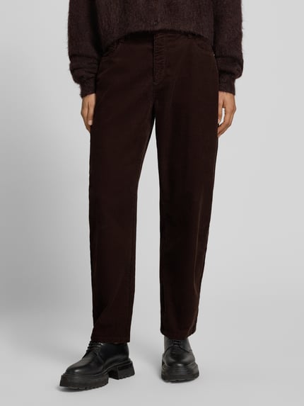 Vrouwenmodel draagt Regular fit corduroy broek uit katoenmix model 'DANNI 2.3' van MAC, Dames corduroy broek, close-up vooraanzicht