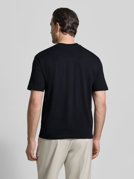 Männermodel trägt Regular Fit T-Shirt aus reiner Baumwolle von MCNEAL in Schwarz, Rundhals, kurzärmelig, Ganzkörperansicht Rückansicht.