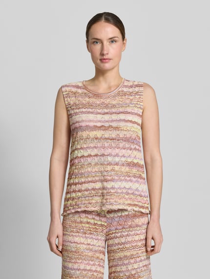 Vrouwenmodel draagt Stricktop aus Viskose-Mix mit Rundhalsausschnitt van Christian Berg Woman, structuurpatroon, recht model, ruglengte maat S 49 cm, pastelkleuren, Ganzkörperansicht van voren.